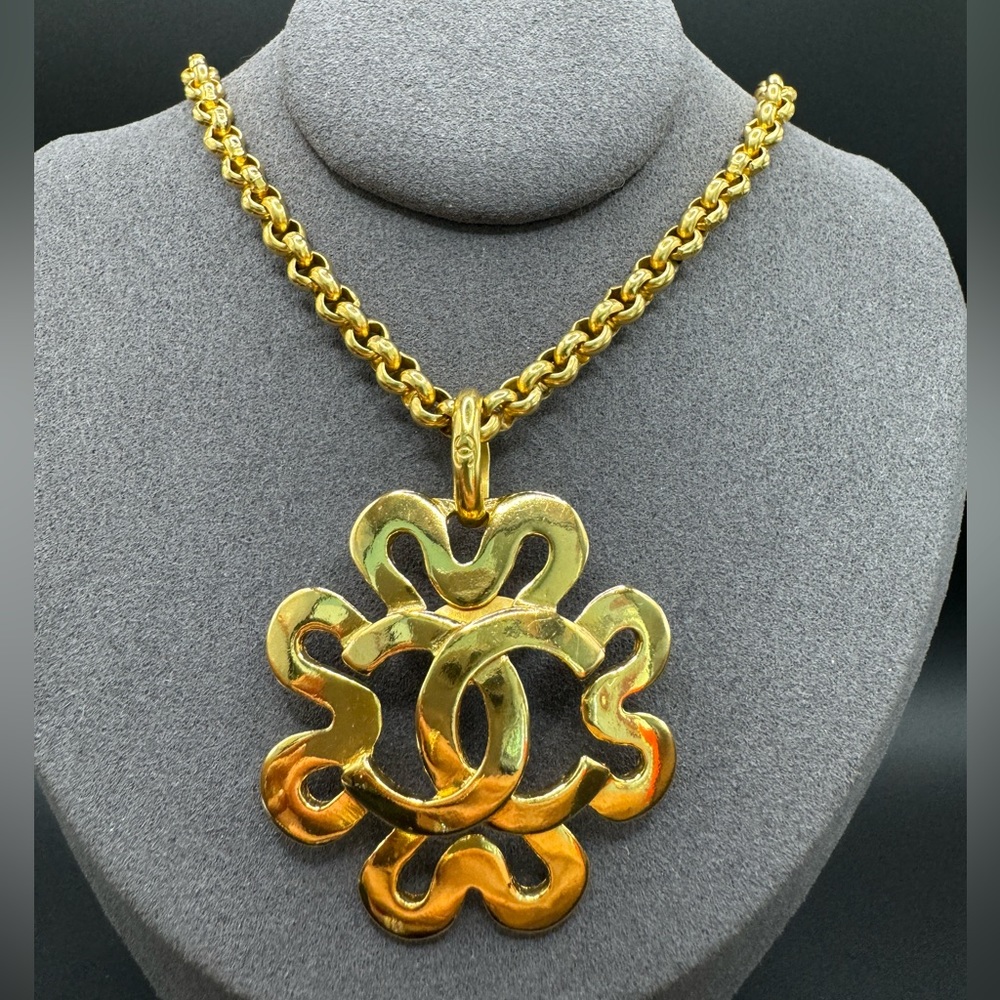 ❗️FINAL PRICE❗️LOT 814 24K gold plated Chanel vintage necklace with CC pendant